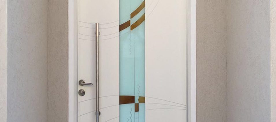 דלת פלדיניום עם ויטראז' בטכניקת הדפסה מובלטת