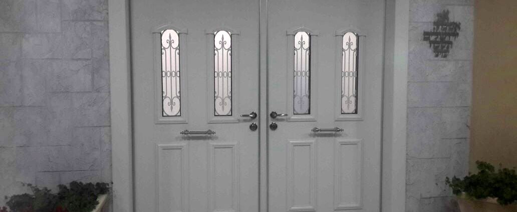 דלת דו כנפית בשילוב סורג ושתי חלונות