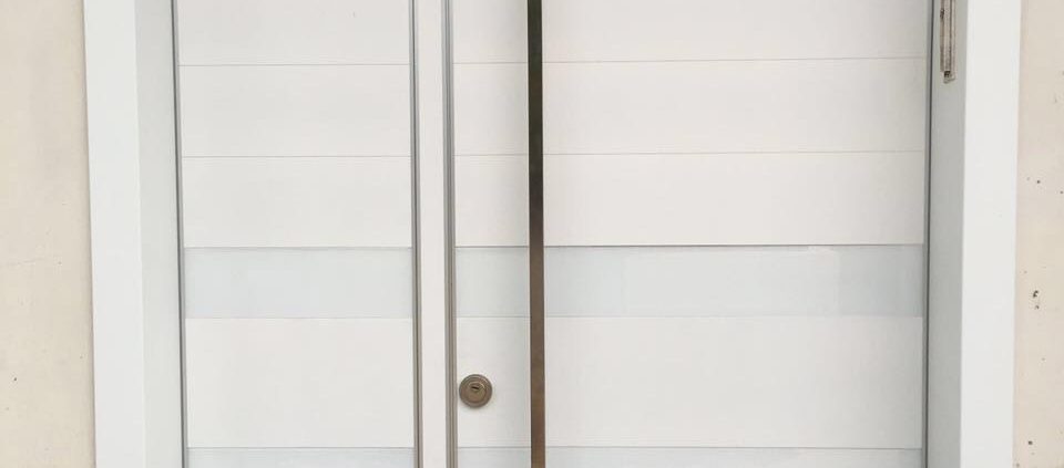 דלת פלדיניום לבנה בשילוב זכוכית