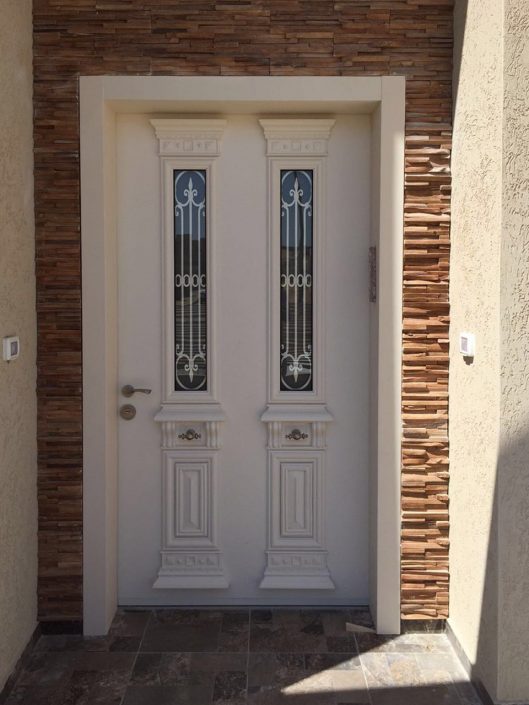 דלתות כניסה במרכז