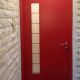 דלת כניסה אדומה בעלת נוכחות עוצמתית