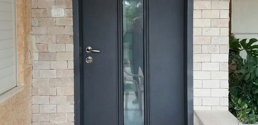 דלת כניסה פלדה קלאסית בשילוב חלון סורג לייזר