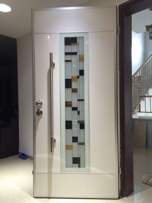 D9810-Vitraj-Window-Sample דלת פלדיניום מעוצבת בשילוב חלון ויטראז׳ אומנותי מרשים