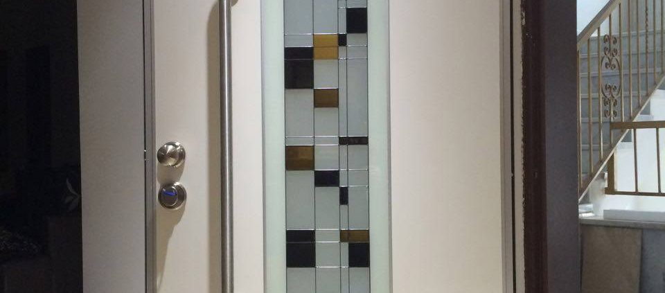 דלת פלדיניום מעוצבת בשילוב חלון ויטראז׳ אומנותי מרשים