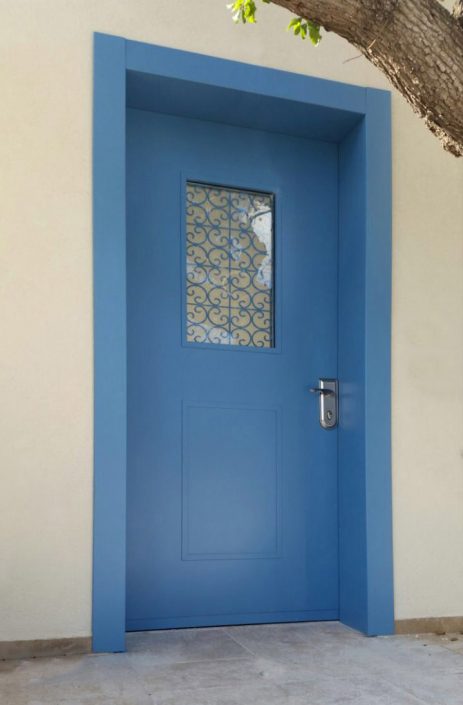 D9824-SoragNapachut-Sample דלת כניסה כחולה עם חלון סורג מעוצב צבוע בגוון הדלת